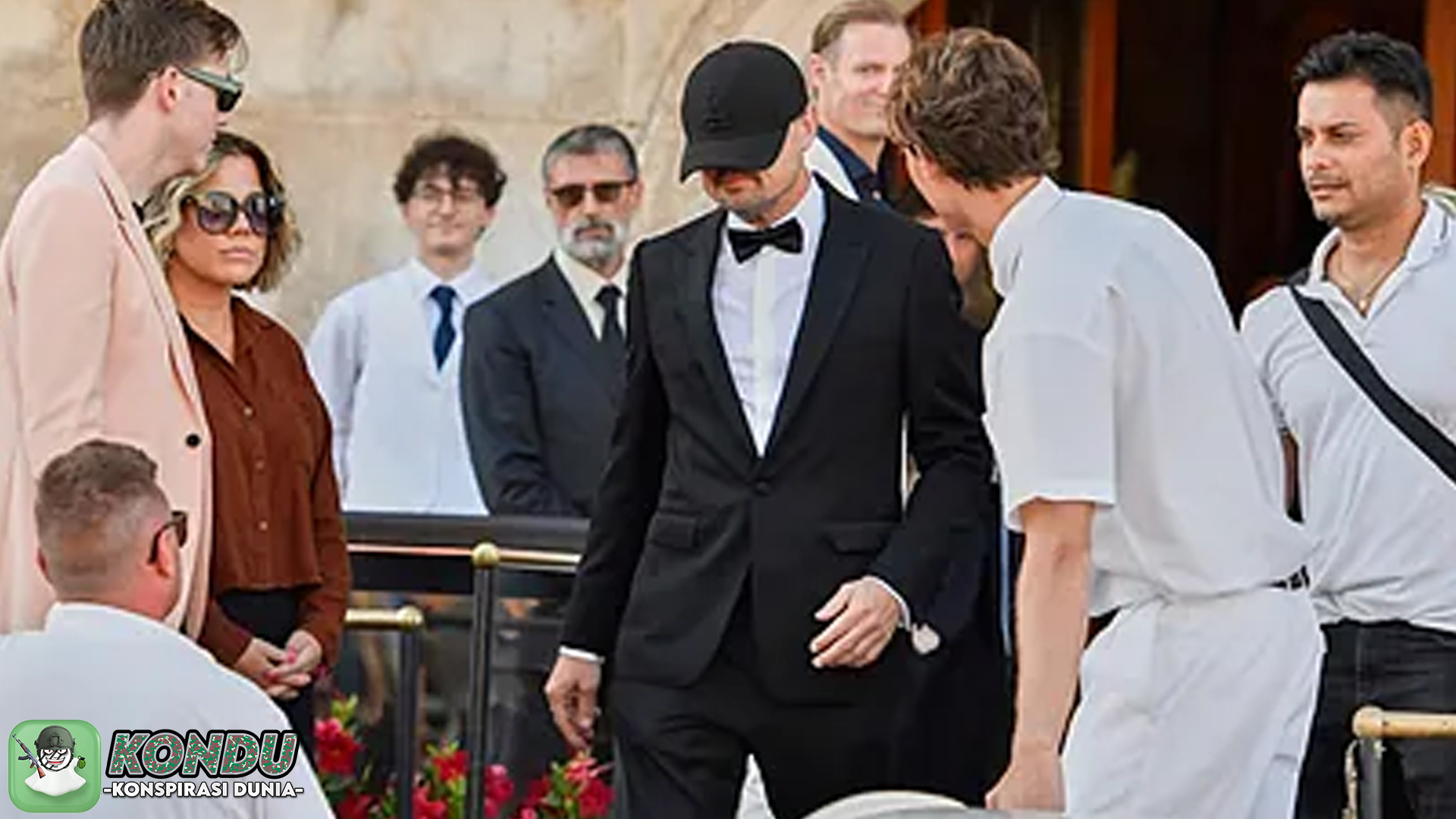 Leonardo DiCaprio dan 3 Teori Konspirasi Gila soal Wajah Tertutup