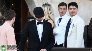 Leonardo DiCaprio dan 3 Teori Konspirasi Gila soal Wajah Tertutup