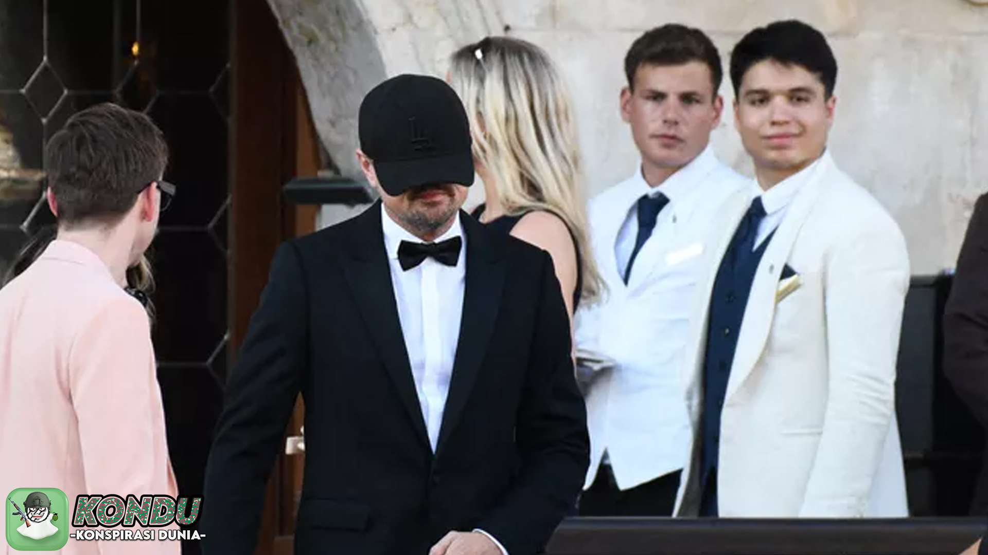 Leonardo DiCaprio dan 3 Teori Konspirasi Gila soal Wajah Tertutup