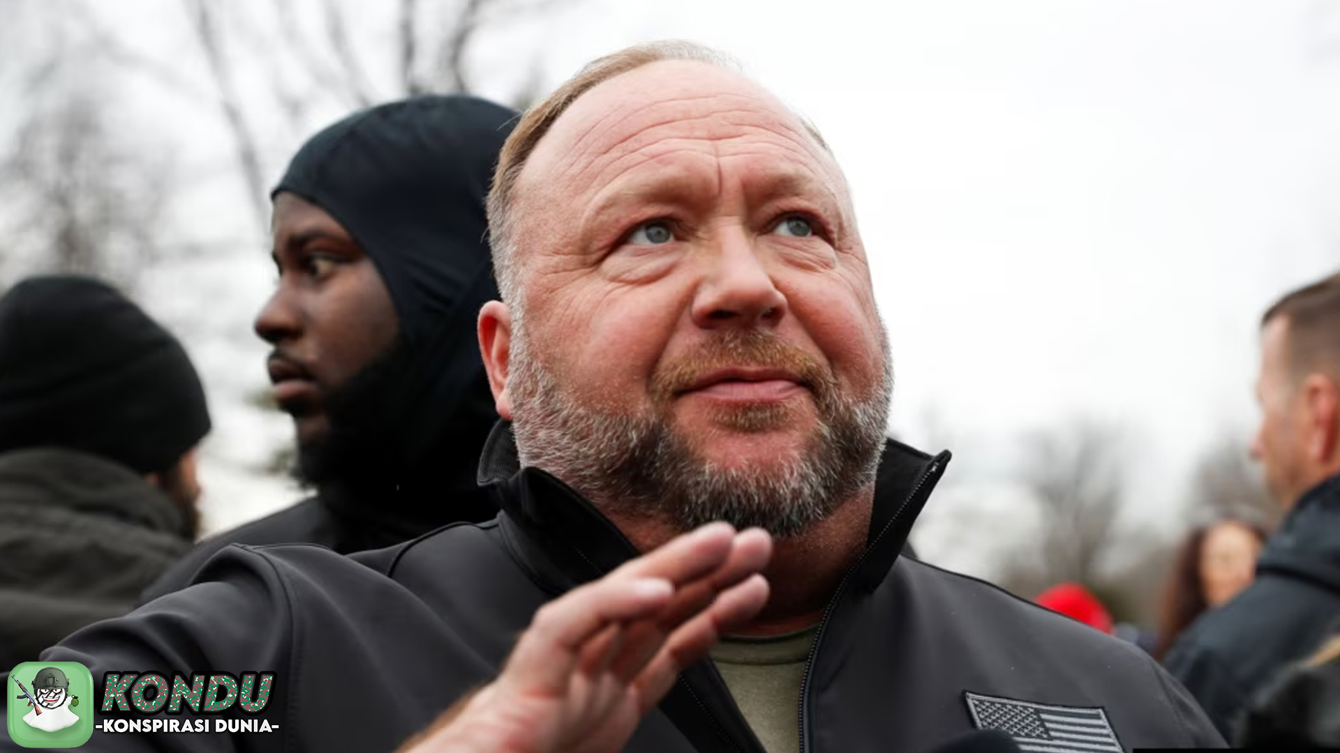 Teori Konspirasi Alex Jones dan 4 Kisah Menarik di Balik Klaimnya