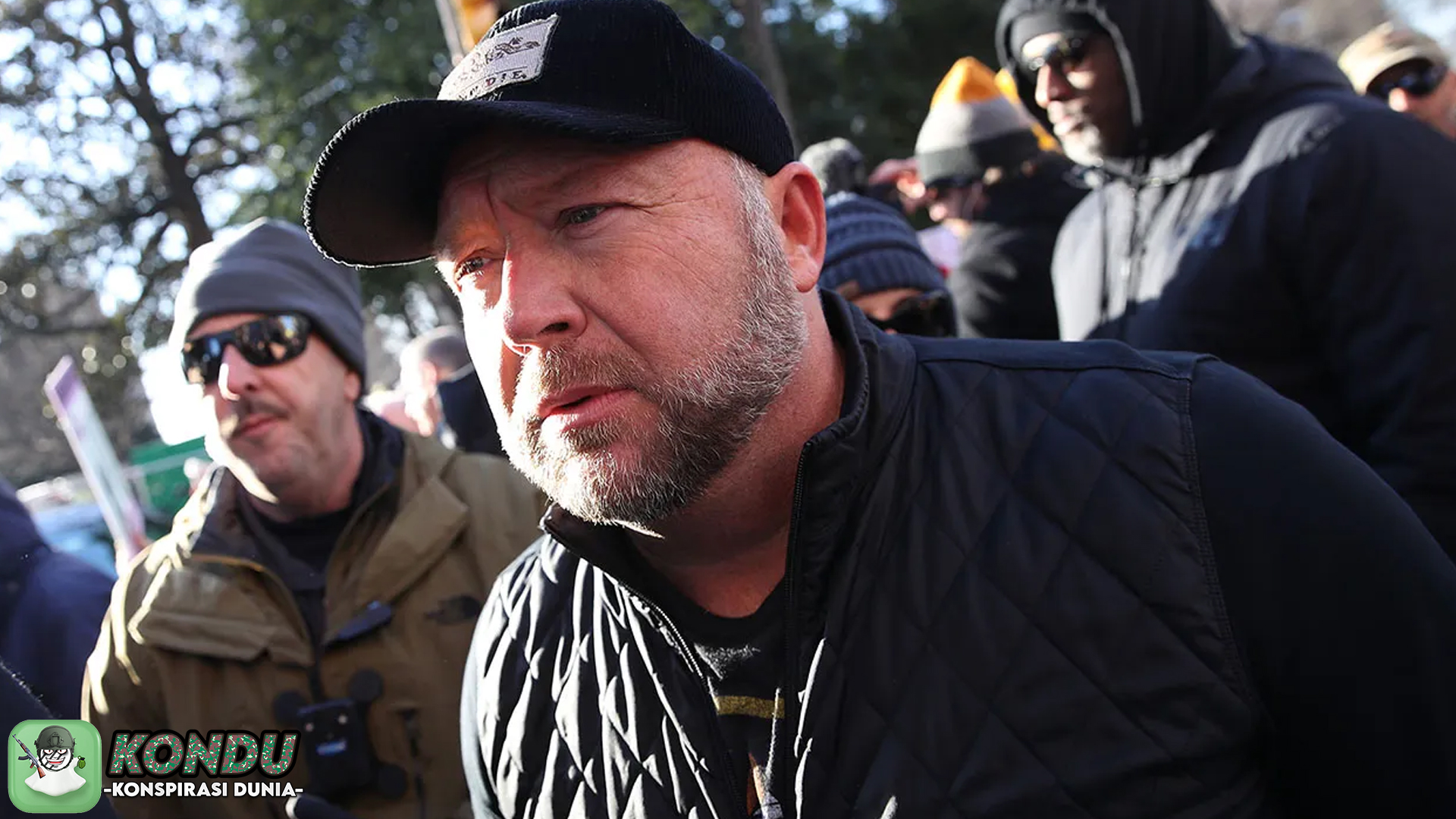 Teori Konspirasi Alex Jones dan 4 Kisah Menarik di Balik Klaimnya